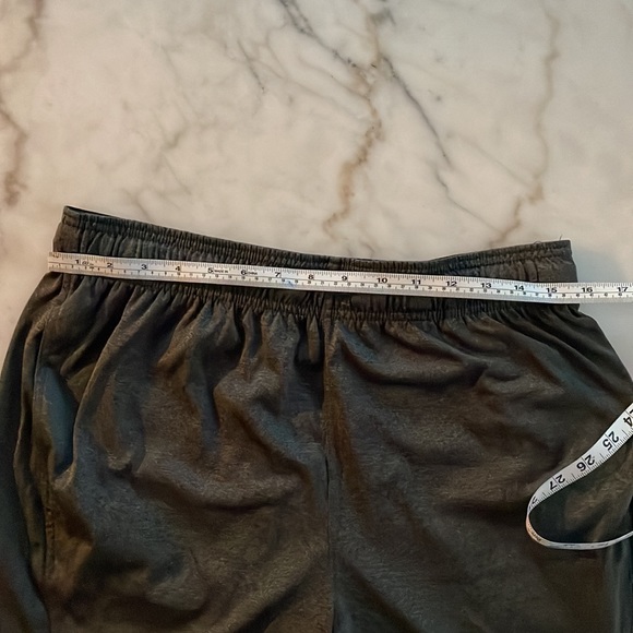 Reebok Men’s Short with Pockets- Medium Size - Picture 3 of 9